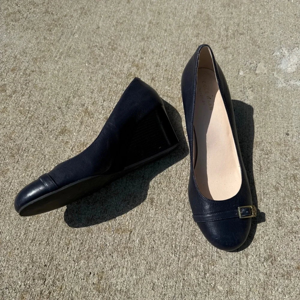 Cole Haan Wedge Pumps 7B Navy Blue Minimalist Leather Buckle Grand.OS W05287‎